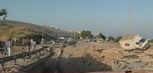 Pont d&eacute;truit &agrave; Halat par l'aviation isra&eacute;lienne