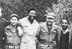 Mandela posant avec des membres du FLN en Alg&eacute;rie