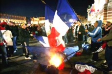 Des jeunes br&ucirc;lent le drapeau fran&ccedil;ais &agrave; Toulouse suite au match de football Egypte-Alg&eacute;rie